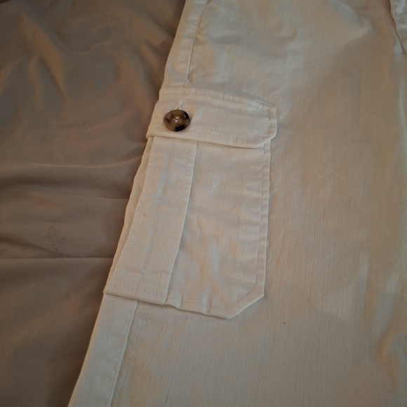 Democracy Women's White Cropped Cargo Denim Jeans - Picture 5 of 11